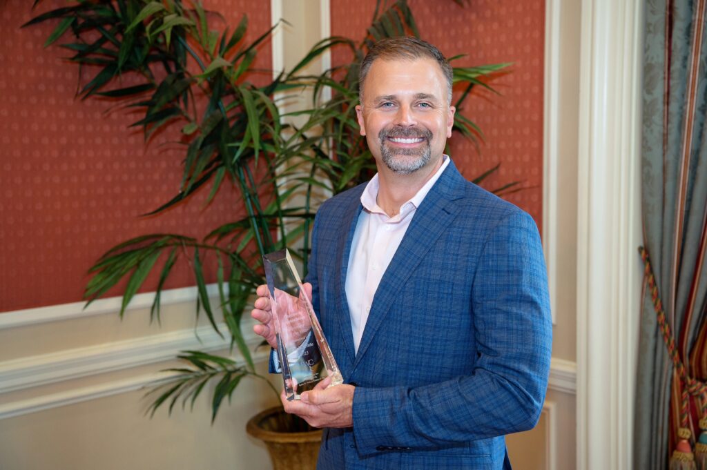 2023 - PP - Chris DAI w award 01